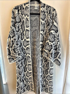 Akemi + Kin Animal Print Cardigan White & Black Snakeprint/ one size